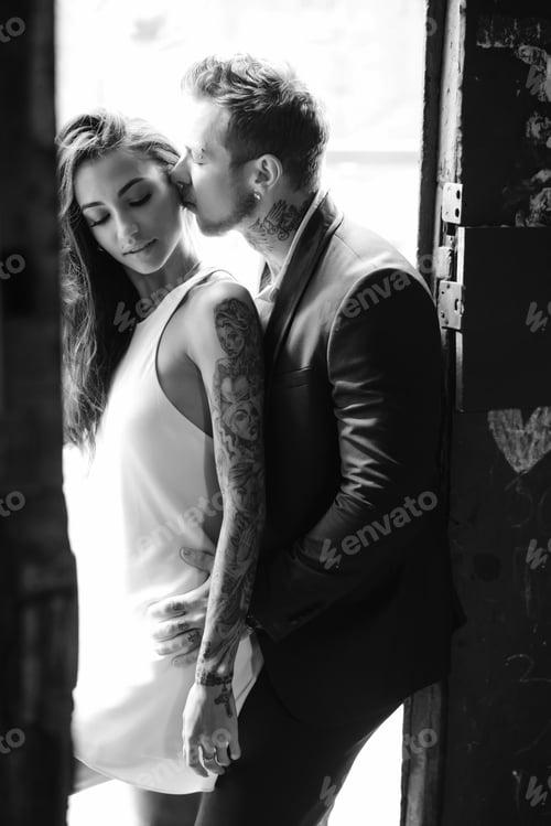 Preview: couple posing in the doorway