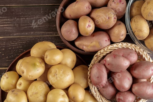 Preview: Fresh potatoes on the wood background