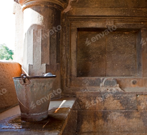 Preview: Sas- Bahu Temple in Udaipur, a small pavilion with traditional washing facilities.