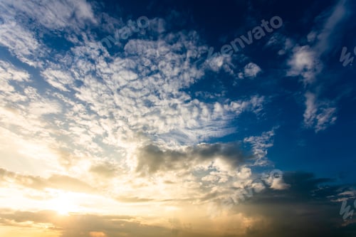 Vorschau: bunter dramatisch Himmel mit Wolken bei Sonnenuntergang.