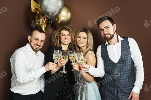 Visualização: Pessoas festeiras bem vestidas comemorando férias ou eventos e bebendo vinho espumante