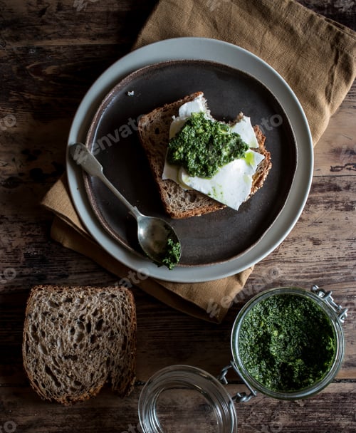 Vista previa: Toast with cheese and pesto