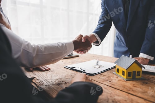 real estate agent Delivering sample homes to customers, mortgage loan contracts. Make a contract for