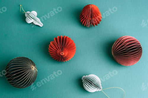 Preview: Colorful modern paper honeycomb ornaments on green background. Christmas concept. Top view, flat lay