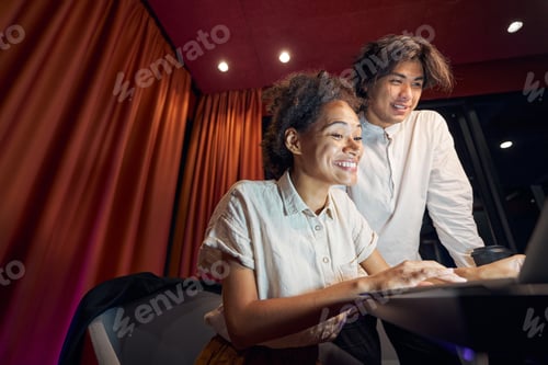 Preview: Female and male persons discussing new projects