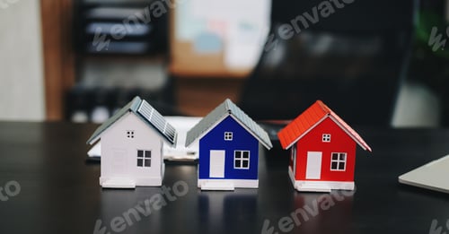 Preview: balancing the property sector The real estate agent is explaining the house style to see the house