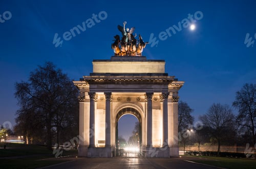 Preview: The Wellington Arch at night, Hyde Park, London, England