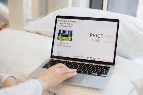 Preview: Close up of woman buying cosmetics with discount on laptop