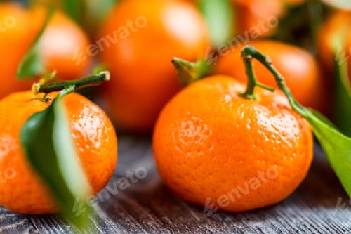 Preview: Mandarine orange or tangerine on wooden board