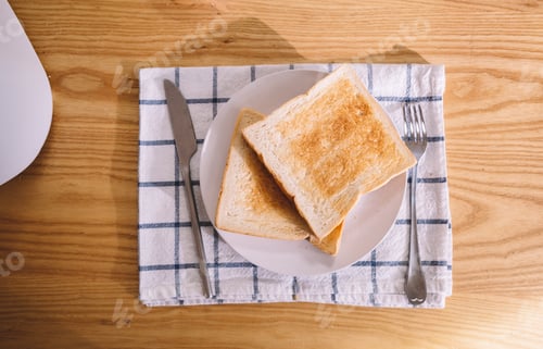 Preview: Plain toast on plate, top view