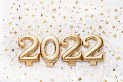 Visualização: Números do ano de 2022 feitos por velas douradas em fundo cintilante festivo de bokeh.