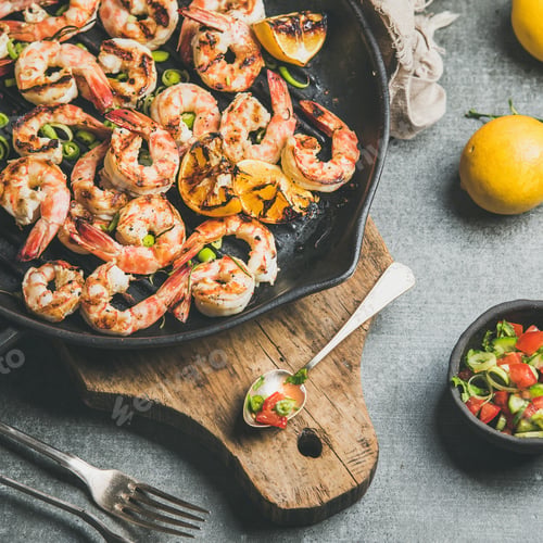 Preview: Close-up of grilled tiger prawns with lemon, leek, chili, sauce
