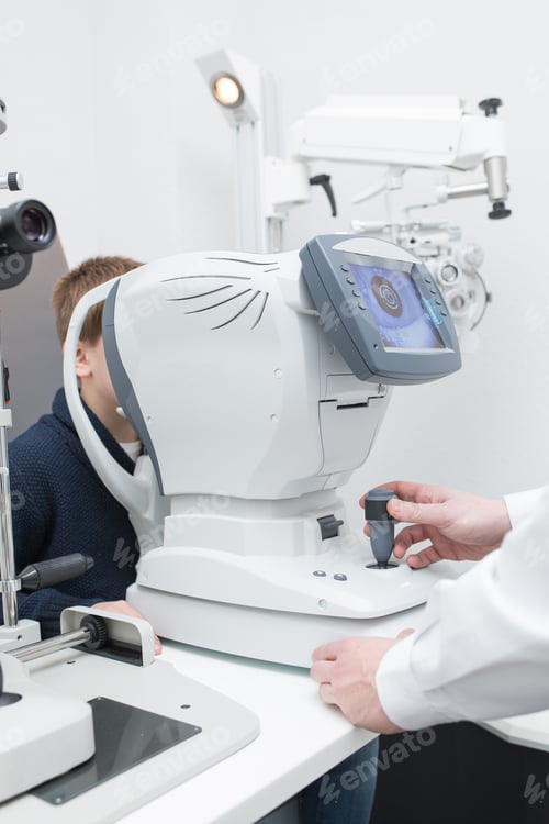 Preview: Optician testing a boy's eyes