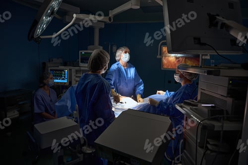 Preview: Female doctor working in operating theater or operation room
