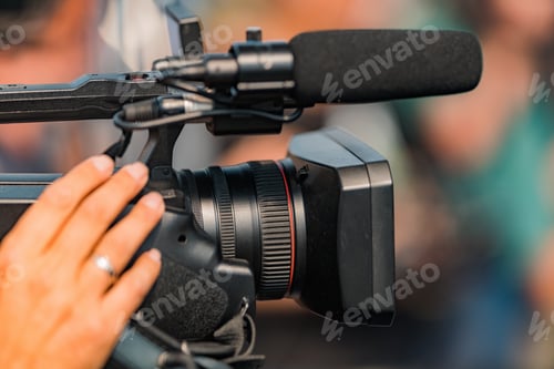 Preview: Live streaming. Camera at a Press Conference.
