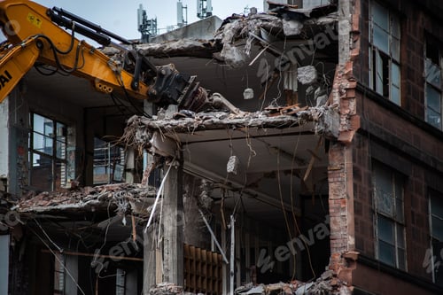 Preview: Construction crane at the broken building