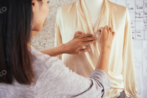 Preview: Crop tailor creating blouse