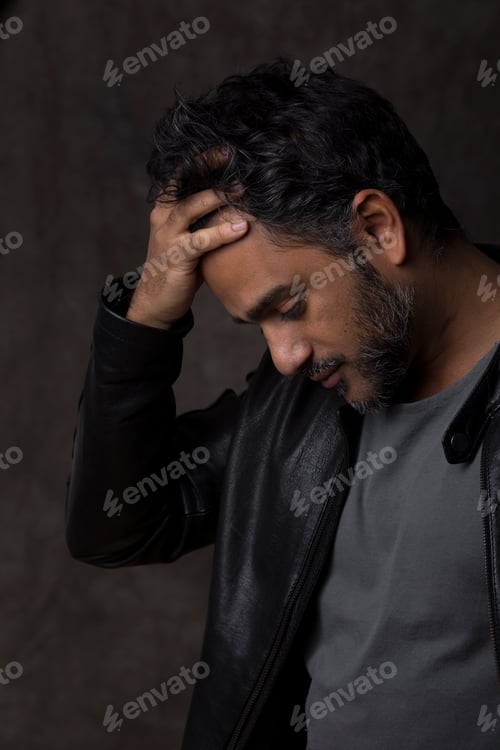 Preview: Portrait of an Indian man, holding his head