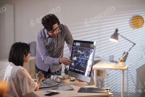 Preview: Businessman with employee working at office
