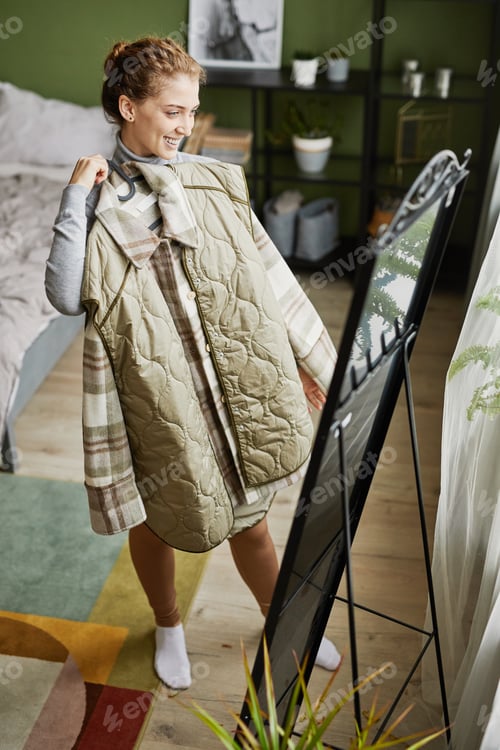 Preview: Woman choosing casual style for every day