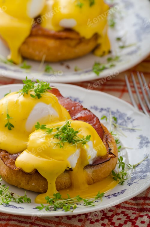 Preview: Eggs benedict, prosciutto with hollandaise