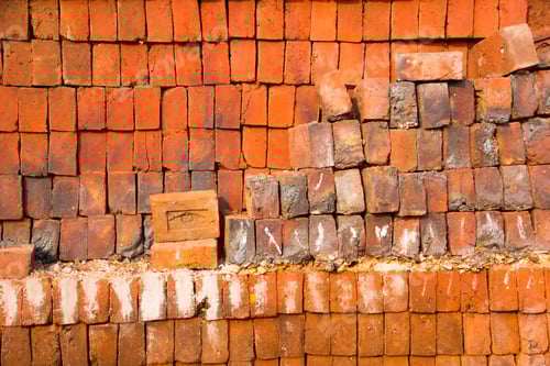 Visualização: Tijolos crus empilhados em uma fileira