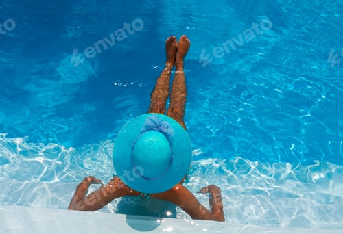 Preview: Woman relaxing in a swimming pool