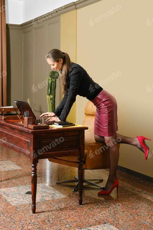 Preview: Woman typing on laptop in a hurry