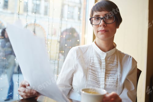 Preview: Young businesswoman