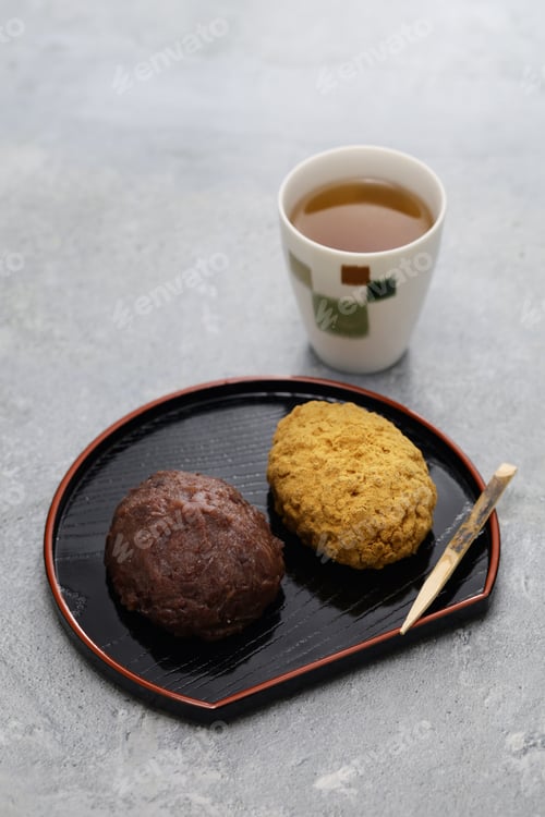 Preview: Japanese dessert made with glutinous rice, red bean paste and kinako (soybean flour).