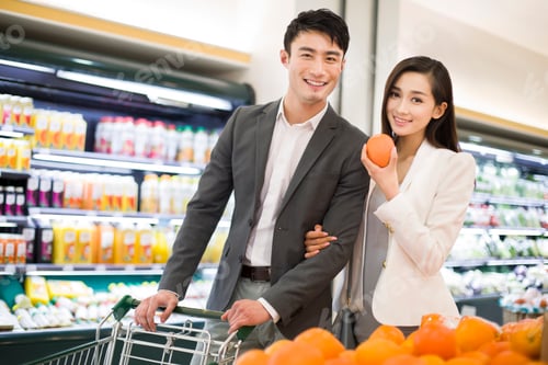 Preview: Young couple shopping in supermarket