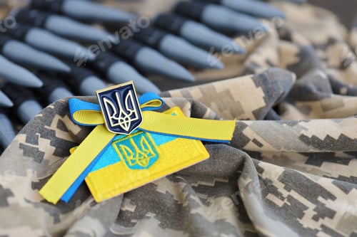 Preview: Ukrainian symbol and a machine gun belt on the camouflage uniform of a Ukrainian soldier