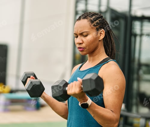 Preview: Young people exercising in the gym