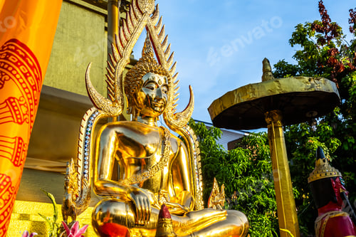 Preview: The golden Buddha face and the Buddhist yellow flag