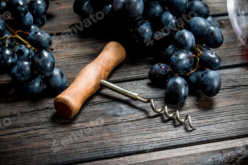 Preview: Corkscrew with black grapes.