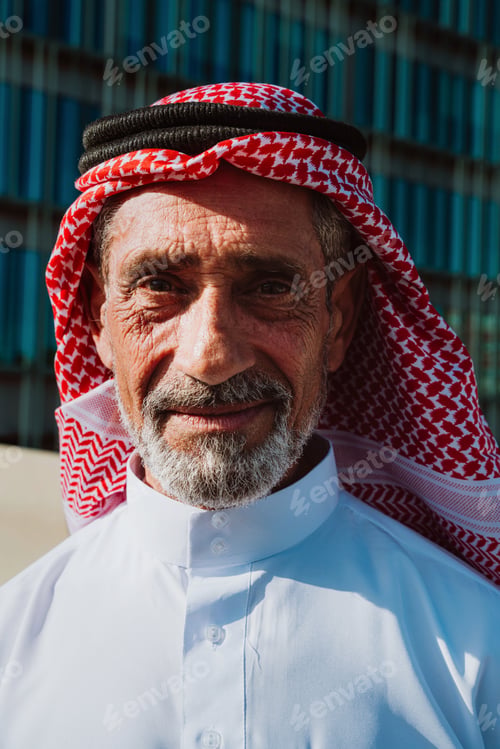 Preview: Elder arab man smiling wearing traditional ghutra