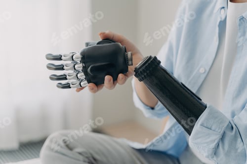 Vista previa: Primer plano de una mano biónica de vanguardia sostenida por una persona, que muestra lo último en tecnología protésica