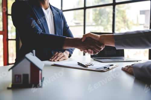 Preview: real estate agent Delivering sample homes to customers, mortgage loan contracts. Make a contract for