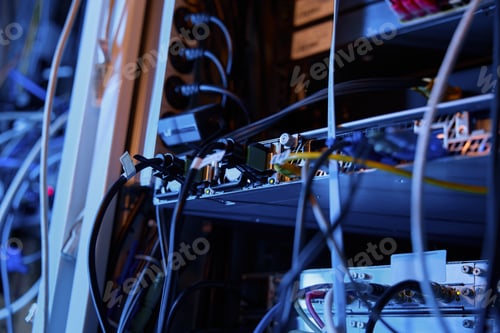 Vista previa: Primer plano de los alambres y cables en una sala de servidores oscura