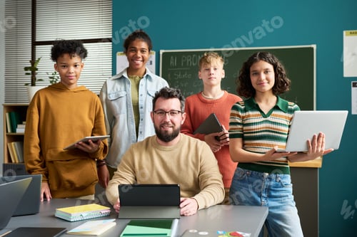 Visualização: Adolescentes multiétnicos e homem caucasiano colaborando com tablets digitais