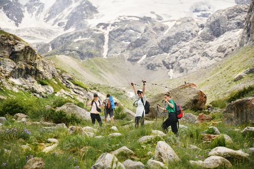 Preview: Girls in the mountains