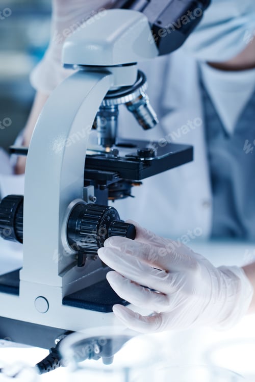 Vorschau: Wissenschaftler benutzen Mikroskop im Labor