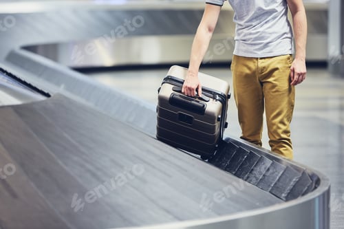 Preview: Suitcase on baggage claim