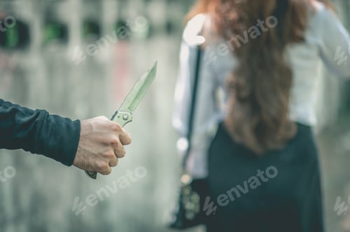 Preview: A bandit holds a knife. In order to attack and steal a woman's belongings from the back.