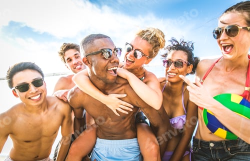 Preview: Friends play beach volley