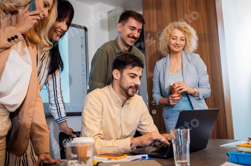 Vista previa: Grupo de empresarios sentados en una sala de reuniones discutiendo el diseño de una aplicación para teléfonos inteligentes.