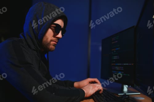 Vista previa: Programmer or computer hacker typing code