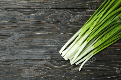 Visualização: Fresh green onion on wooden table, space for text