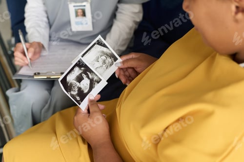 Preview: Pregnant woman looking at ultrasound image