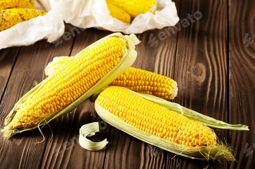 Preview: Fresh Sweet Corn on a Wooden Surface